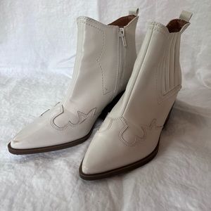 Indigo Rd. Leather White Western cowboy Heeled Ankle boots